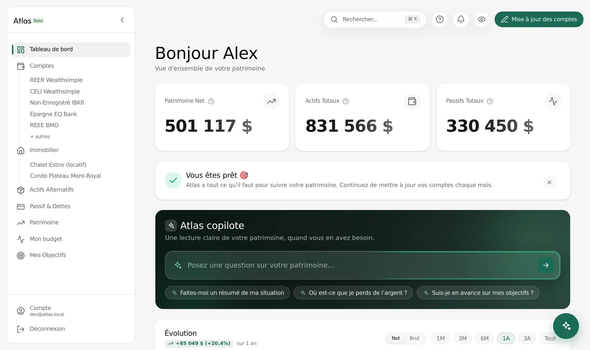 Le copilote Atlas sur le tableau de bord, avec son champ de question et trois questions proposées