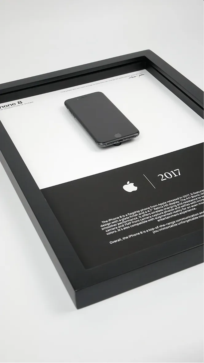 Cadre Brush accueillant un iPhone 8, prise produit en angle