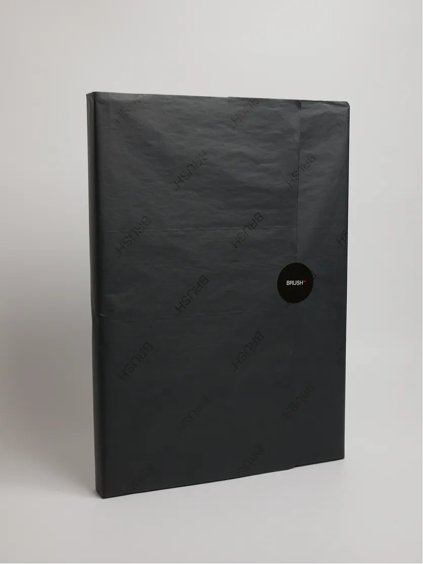 Packaging Brush — emballage noir avec sticker de la marque